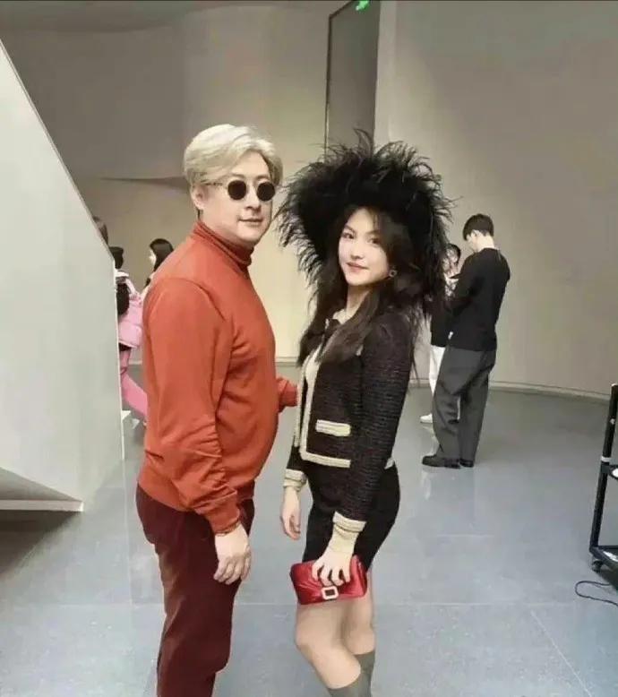 有个不扫兴的父母是一件多么幸福的事啊，王岳伦口口声声告诉女儿不要理黄毛，但还是染