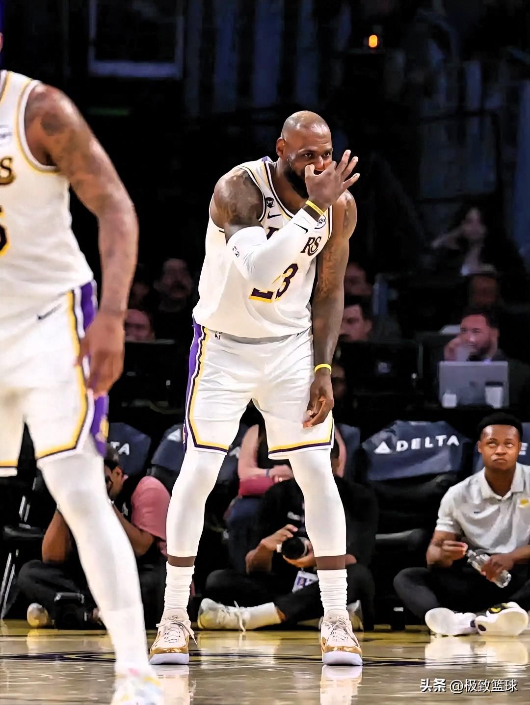 四旬老汉詹姆斯公开喊话黑粉！

今日，湖人球星詹姆斯在个人社媒晒出一组最新赛场帅