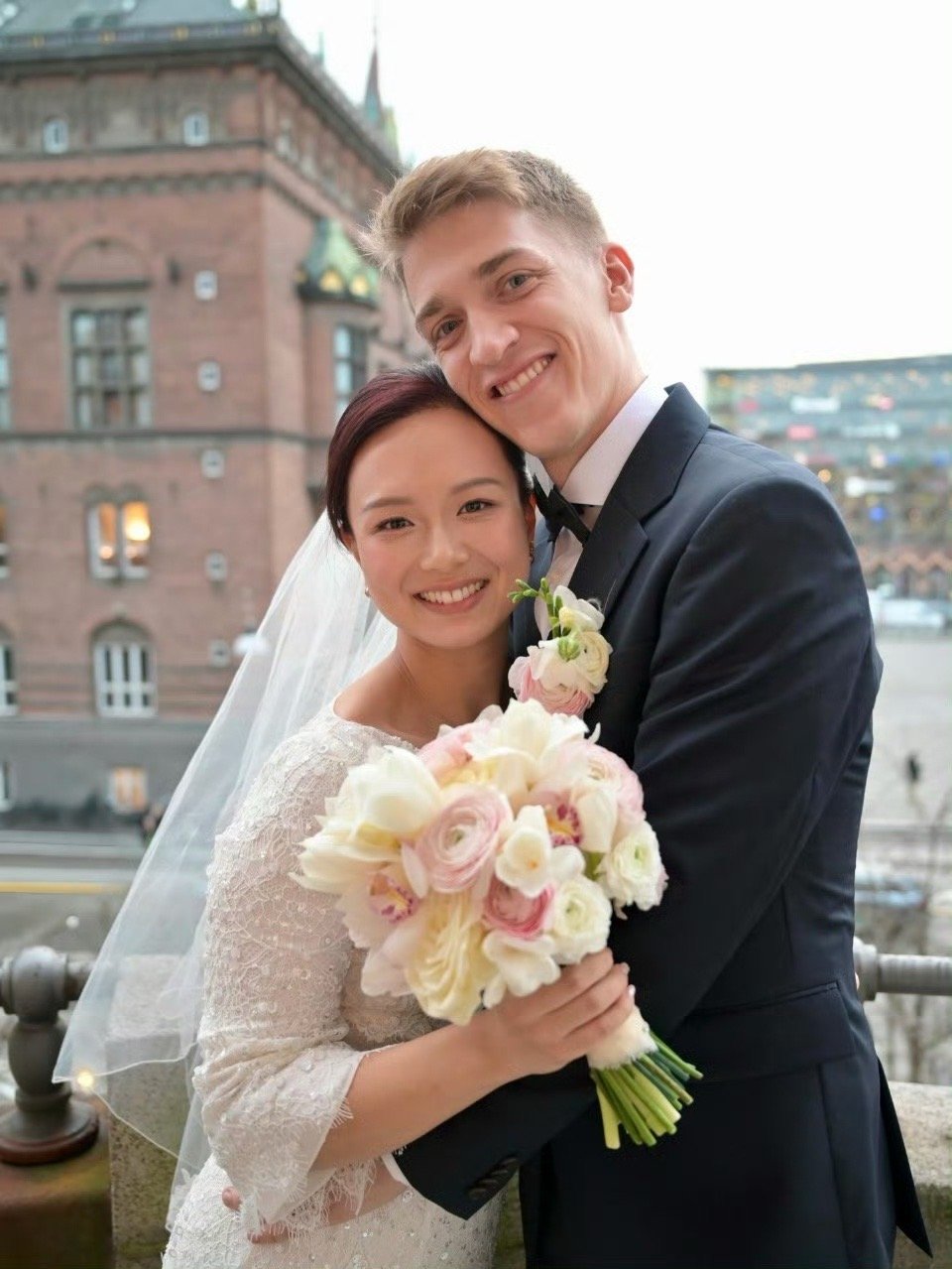 卡尔伯格万远举办婚礼 安东-卡尔伯格和万远社媒晒出婚礼照，地点在哥本哈根市政厅。