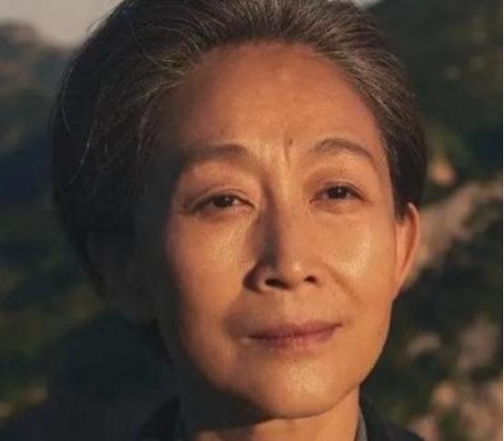 1971年， 清华大学 叶文洁背叛人类，擅自向太空中发射电波，8年后竟收到神秘回