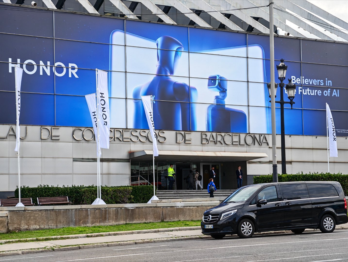 抵达荣耀发布会现场，看一看首款机器人手机表现如何！mwc2026