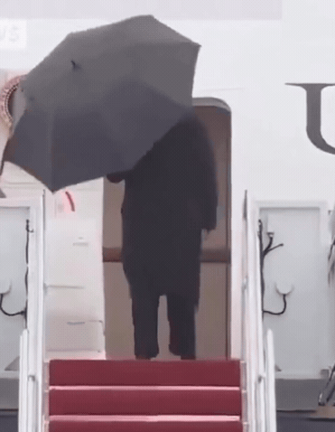 特朗普的这个行为举动，正是当下美国对待世界的真实写照：无论什么“工具”用完则弃，