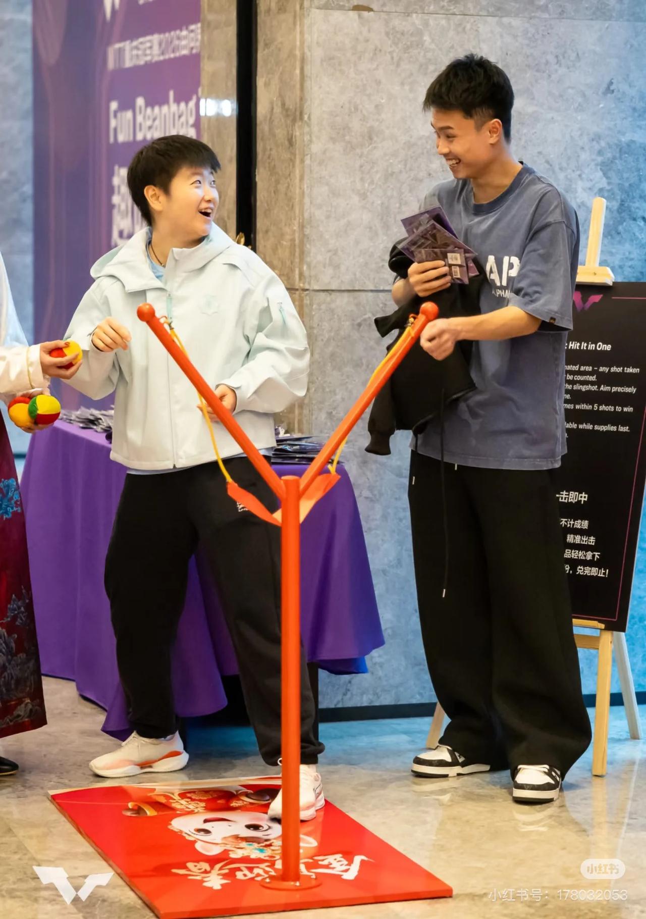 谁跟莎莎待一起都好欢乐！果然，谁站在樱花树下都好看，谁站莎莎边上都变得可爱~
