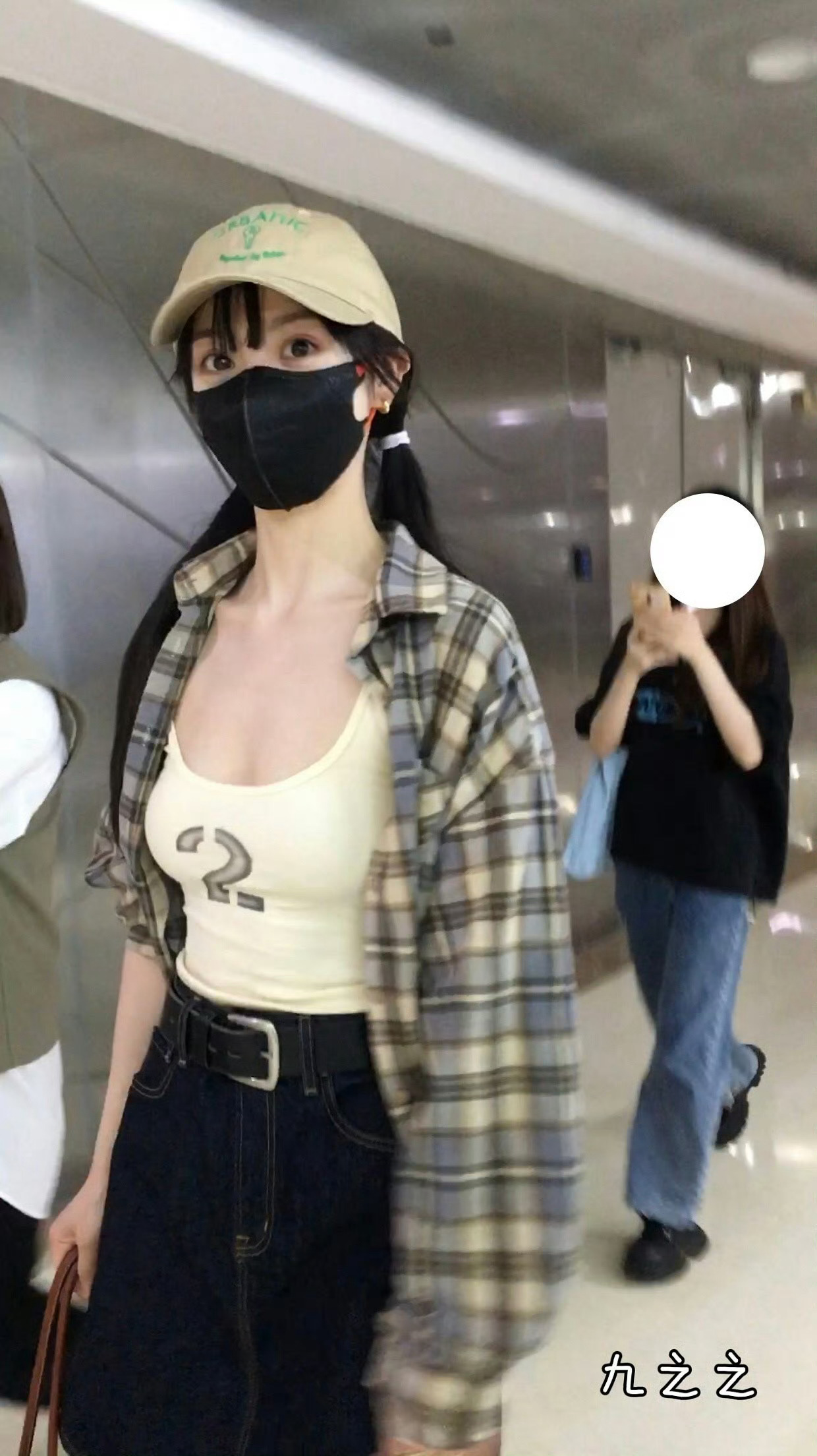 田曦薇 不吃拍照角度压力田曦薇机场生图📷 