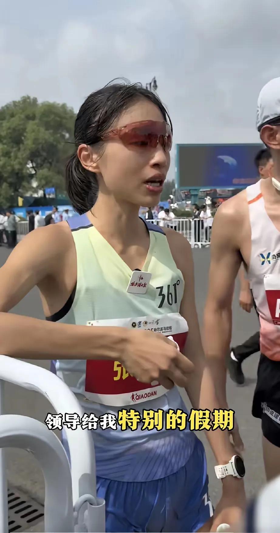 谁能想到，跑个马拉松还能跑出这么大委屈？业余选手张水华刚在哈尔滨马拉松拿了第一，