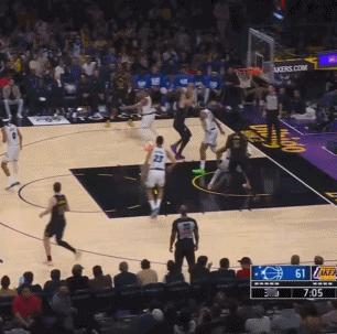 湖人解说点名批评东契奇：
“他在抱怨！你得回防啊，队友在4防5，被打2+1…”