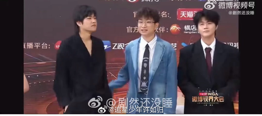 双高胎林简七穿黑的不告诉小奇太喜欢喜人这种松弛感了，走红毯不用端着，林简七悄悄穿