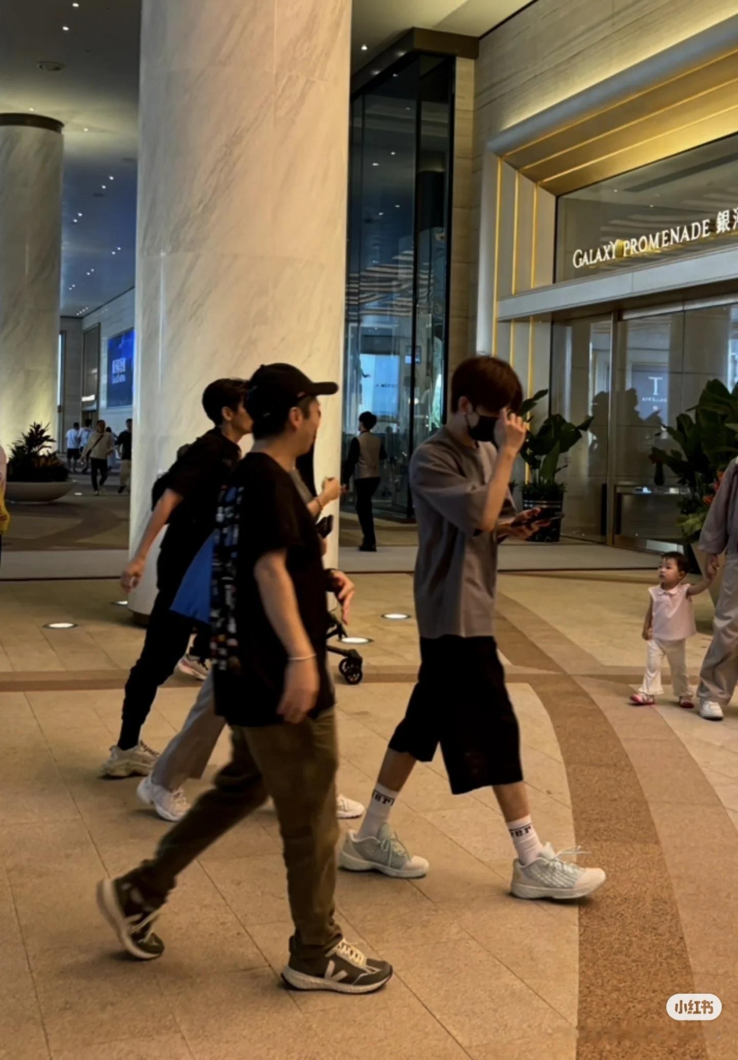 被路人偶遇的超咪    青春男大好喜欢任嘉伦