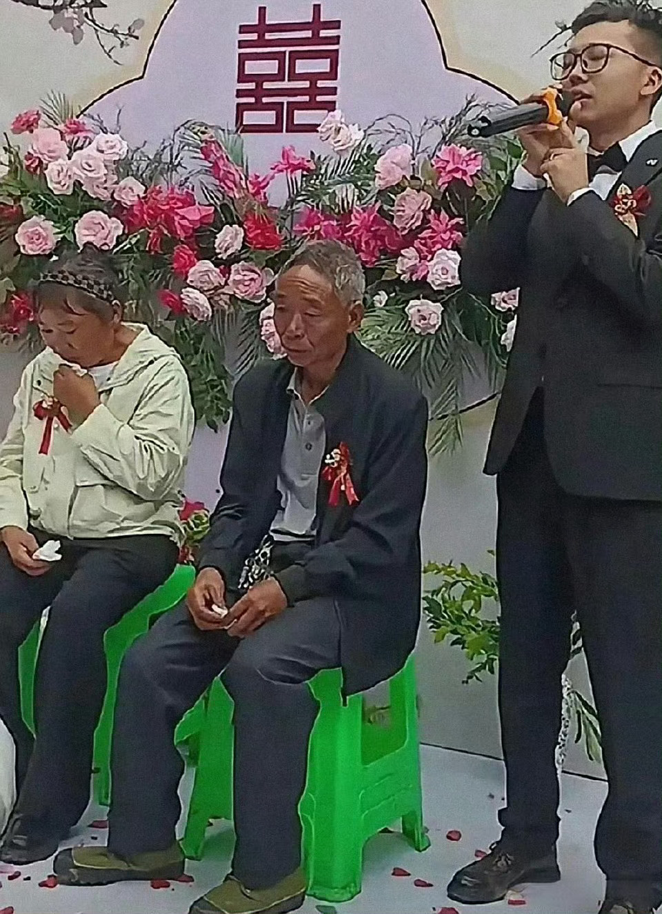 看到这一幕好心酸！父母这样的条件，有必要搞这么隆重的婚礼吗？ 