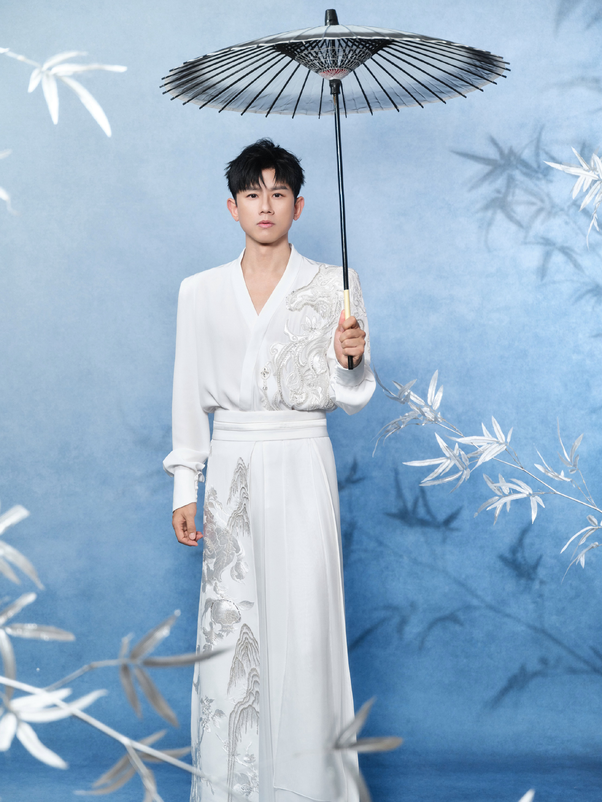 唱少年这块还得是张杰 张杰央视春晚《驭风歌》舞台，少年策马，踏浪逐云驰骋千里，唱