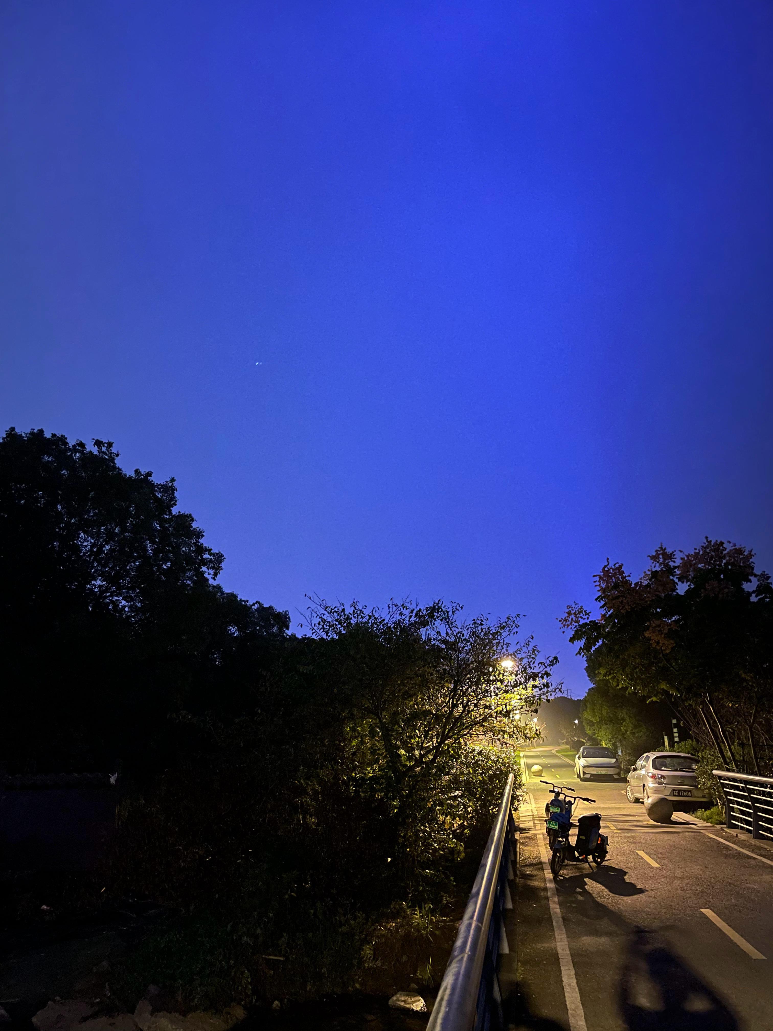 今天晚上难得加班一次，晚饭后跟新来的同事在阳澄湖旁边骑着电驴，聊了聊出校门后的工