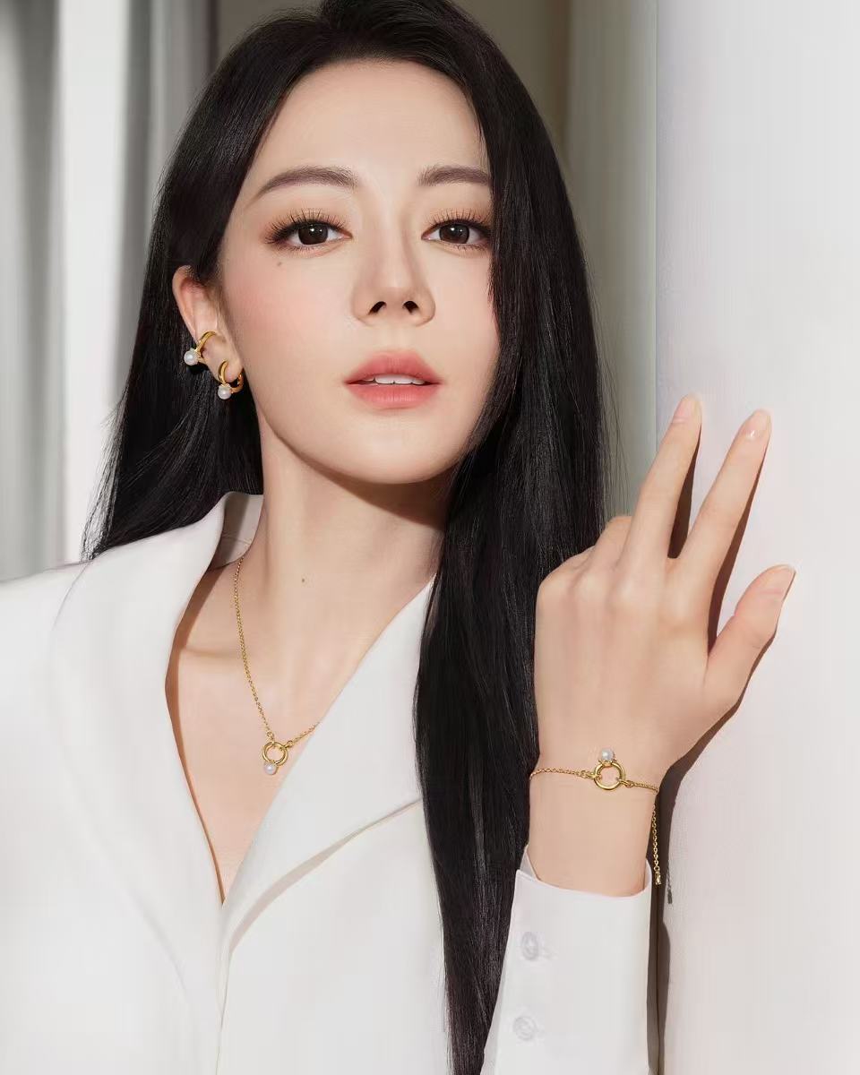 迪丽热巴黑长直白衬衫迪丽热巴御木本广告大片迪丽热巴黑长直白衬衫 迪丽热巴