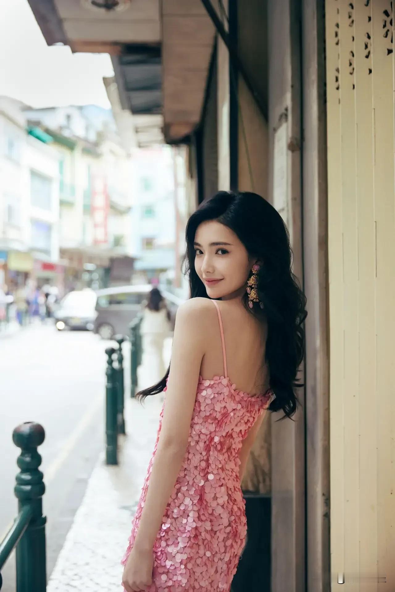 加奈那，新疆美女，00后，本名那扎开提·买合木提，2002年生，好年轻啊。新疆活
