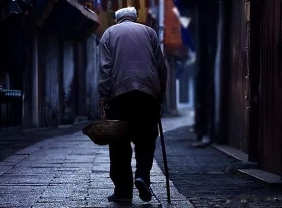 黑龙江哈尔滨，外公的安置房登记在外孙名下，外孙因与外公感情破裂，起诉外公要求外公