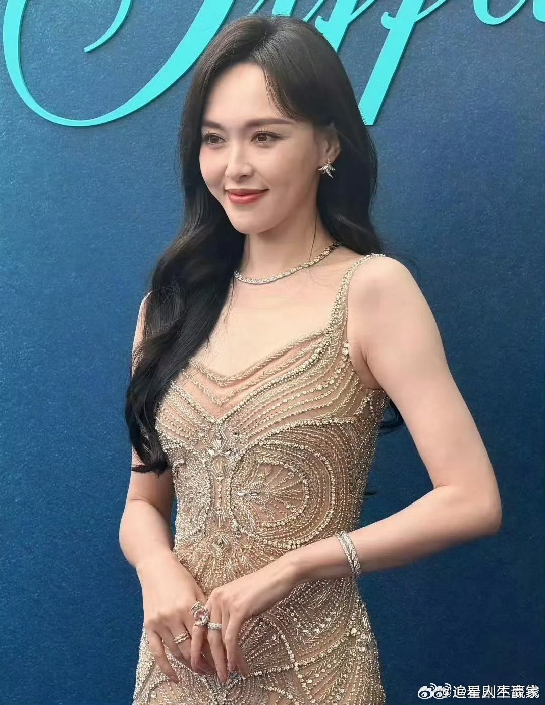 唐嫣Tiffany活动好好看，金色吊带裙搭配卷发大波浪 这就是我女神