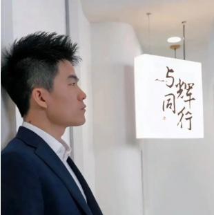 优思益事件发生后，与辉同行直播间里董宇辉若无其事的出现在直播间，就当没发生过这事