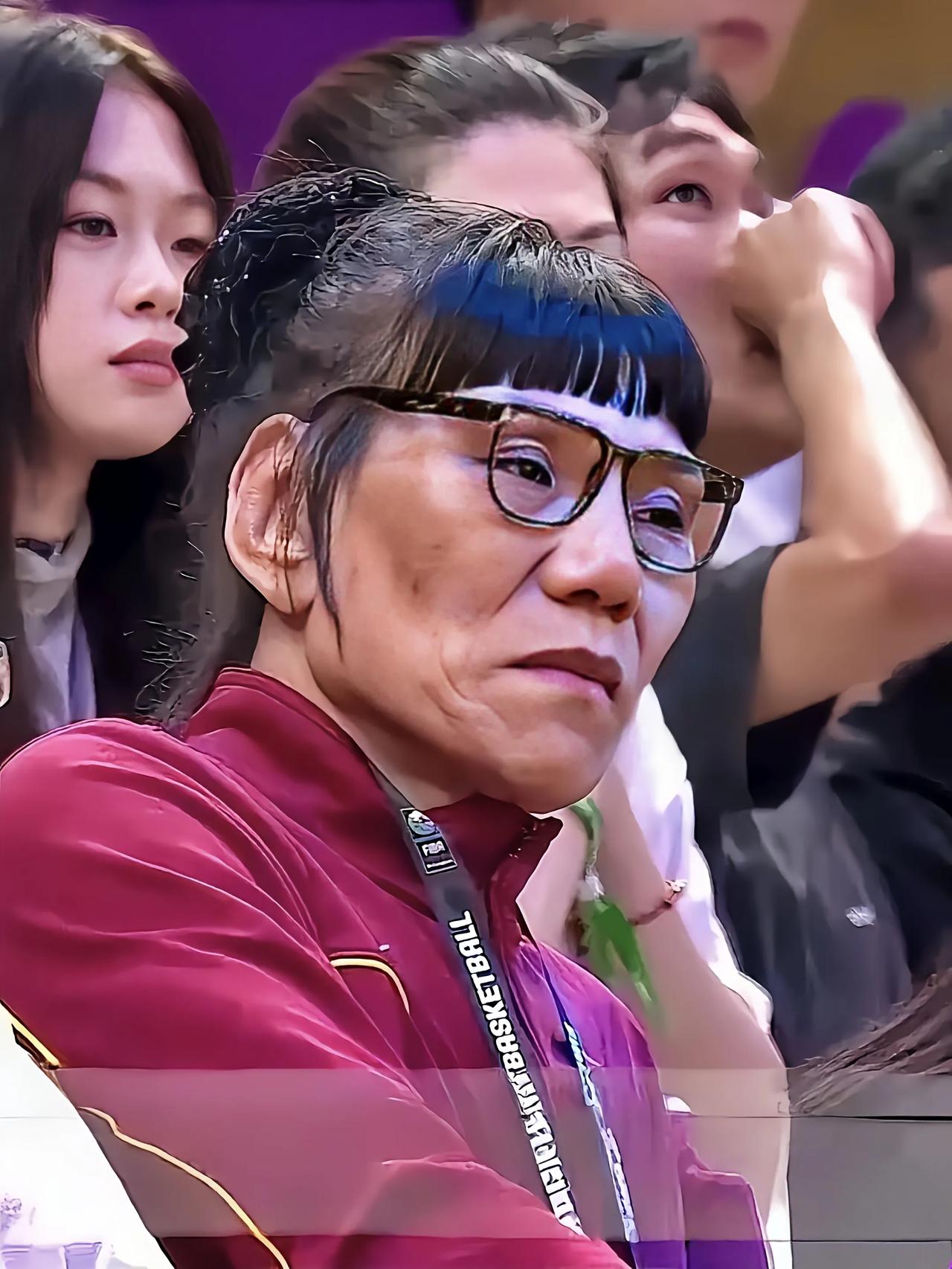 看到中国女篮兵败日本，郑海霞一脸的不悦。作为中国女篮名宿，身高2米06的郑海霞，