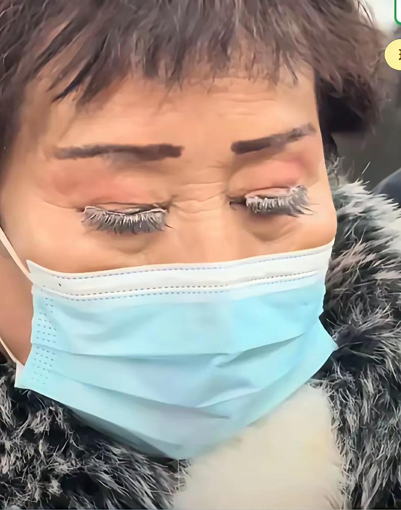 哈哈！大妈，你眉毛画的好有“个性”呀，不过你的假睫毛快掉了！
地铁上偶遇这位老年