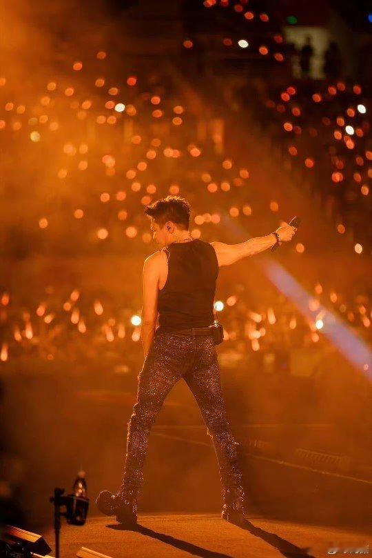 陶喆巡演完报复性吃甜甜圈巡演结束后的陶喆吃起甜甜圈，还和甜甜圈搞怪合照，模样超萌