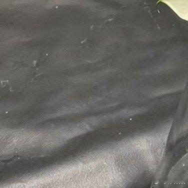 我喜欢在清晨听风铃的声音。那时候的风还带着夜的凉意，轻轻拂过窗纱，风铃便醒了。那