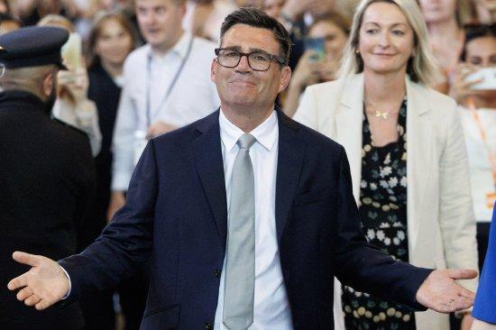 英国新首相伯纳姆20号在白金汉宫接了国王的印，当天下午最先拨的两通电话，一通给特