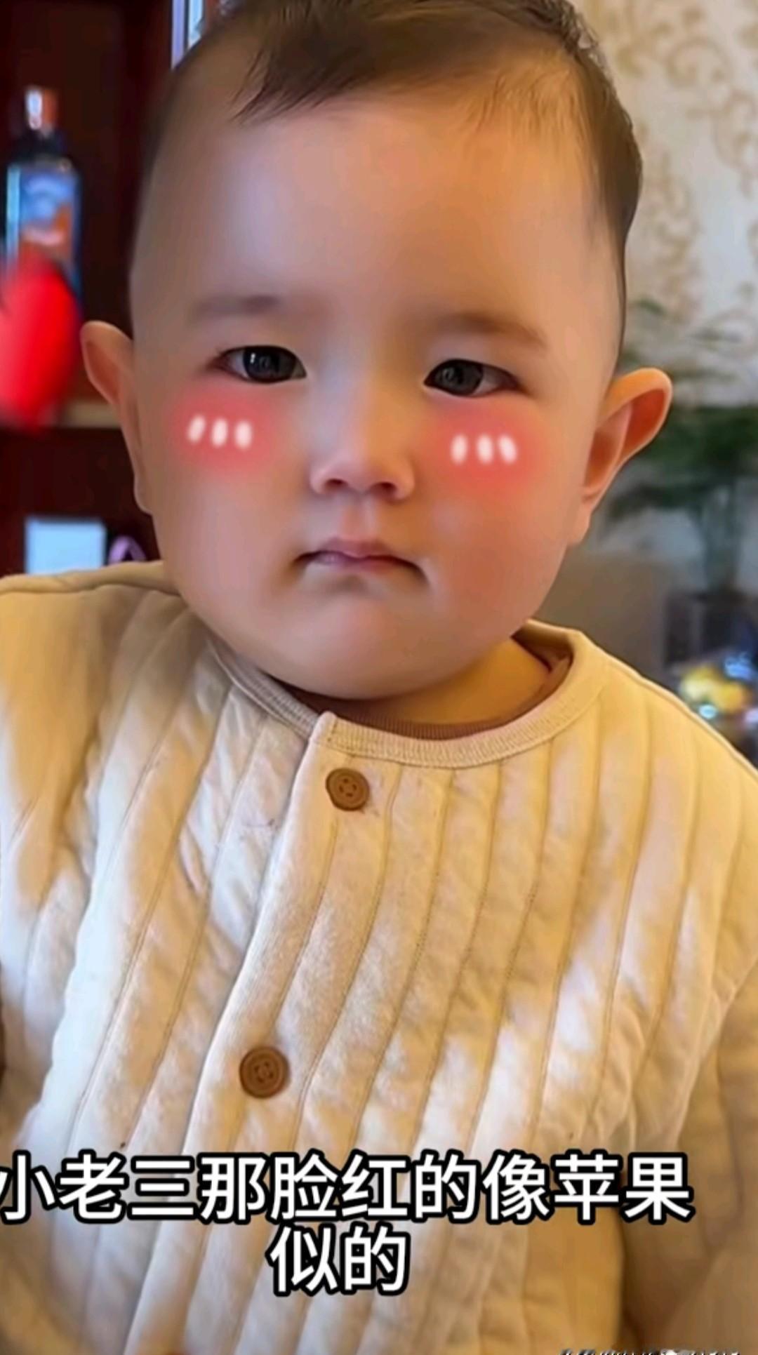 一岁娃玩车比大人还溜，单手转方向盘，简直是小车神附体。
别人家孩子还在学走路，她