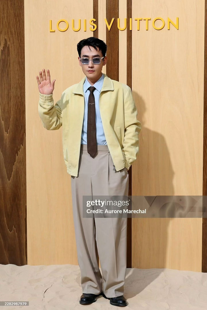 朱一龙和文班亚马合照好像小手办我好大一个一米八的朱一龙呢 朱一龙人生照片+1！但
