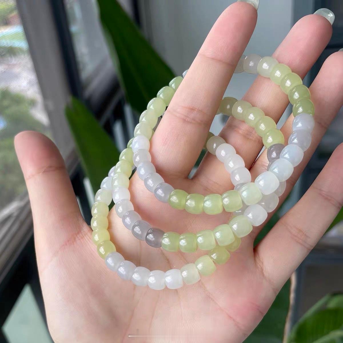 上一手和田玉直切渐变珠。其实和田玉做撞色渐变款不少，但是颜色配的这么清新不灰，不