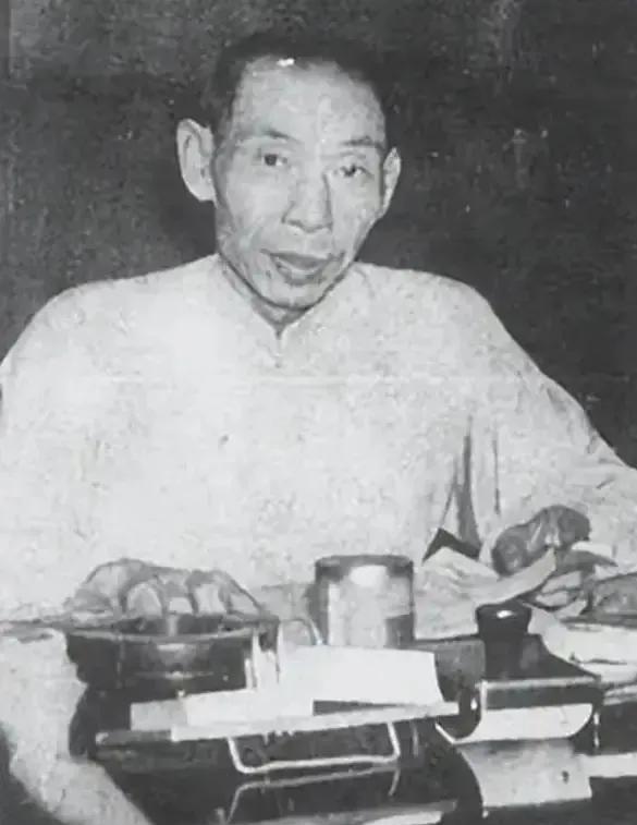 让一个曾称霸上海滩的大亨去扫大街，这事儿放谁身上都够讽刺的。
黄金荣，这个名字在