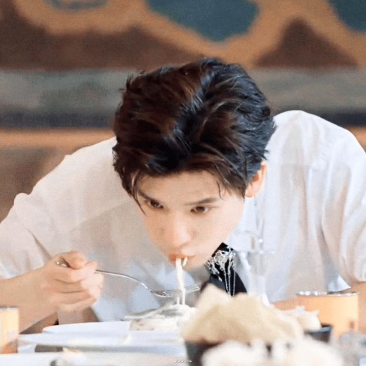 好宝宝就这样吃吃吃给我宝急得都咬指头，真是没招了，抱抱我宝谁来心疼一下这个小宝宝