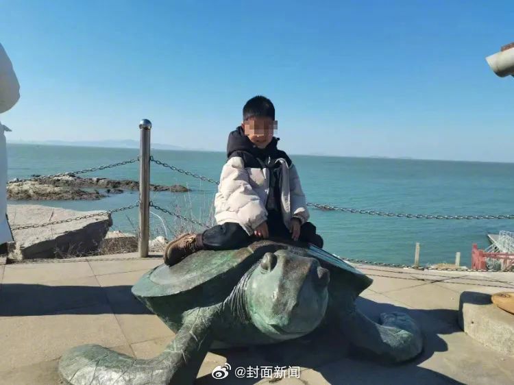 【#5岁男童疑被打死生父发声#：与孩子生母及其男友有关】#官方回应5岁男童疑被打