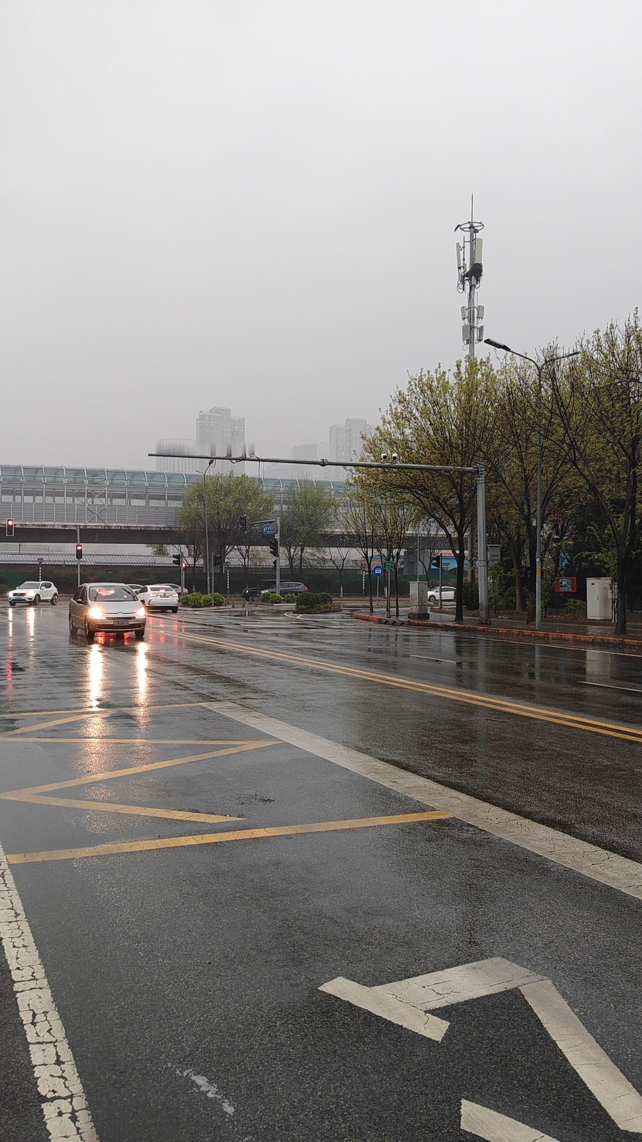 小故事：新人小王因方案被客户否定而沮丧，上司却让他重新梳理客户需求。小王沉下心修