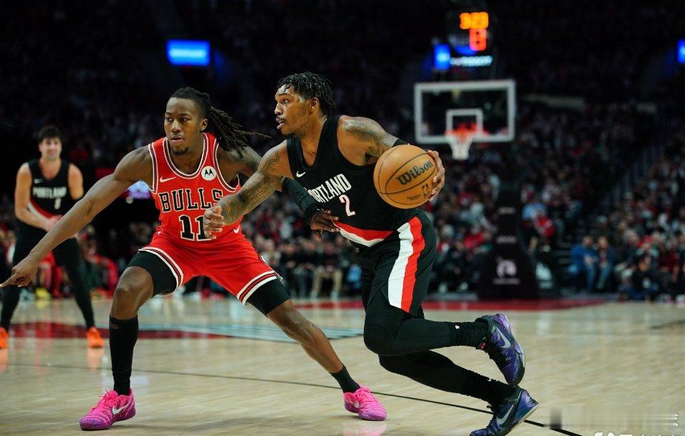 开拓者战胜湖人1月18日讯 NBA常规赛，开拓者今日主场132-116大胜湖人。