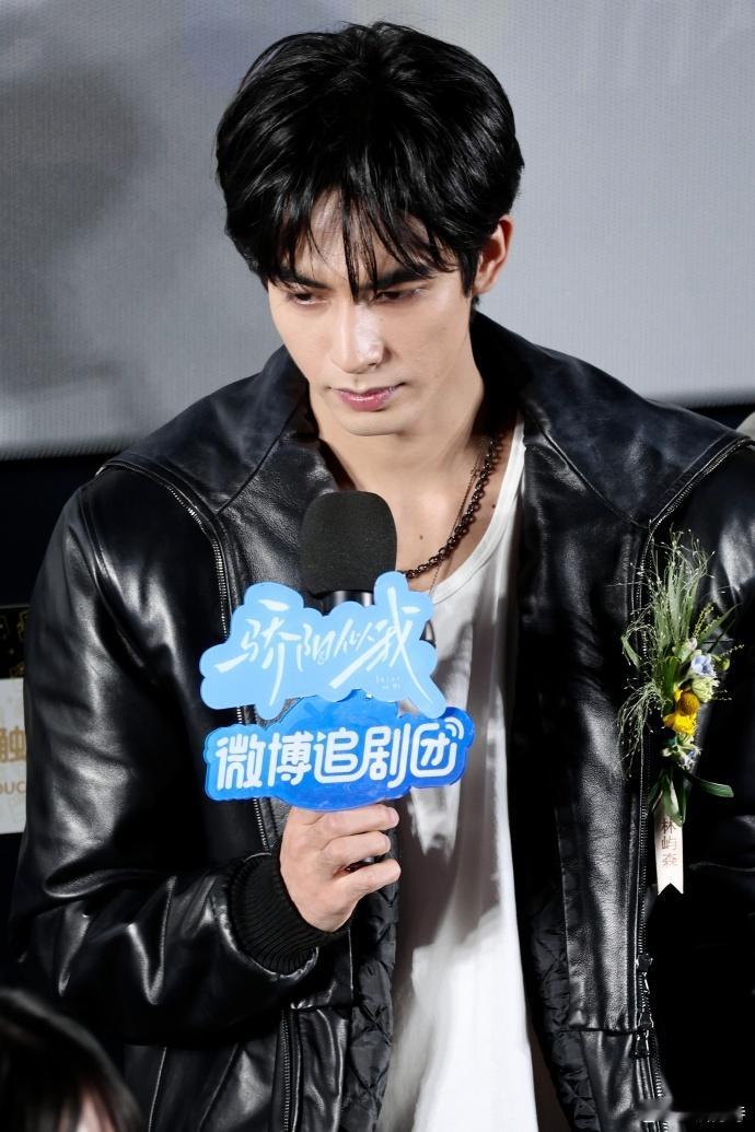 宋威龙赵今麦追剧团造型宋威龙赵今麦骄阳似我追剧团造型看着宋威龙与赵今麦的互动，感