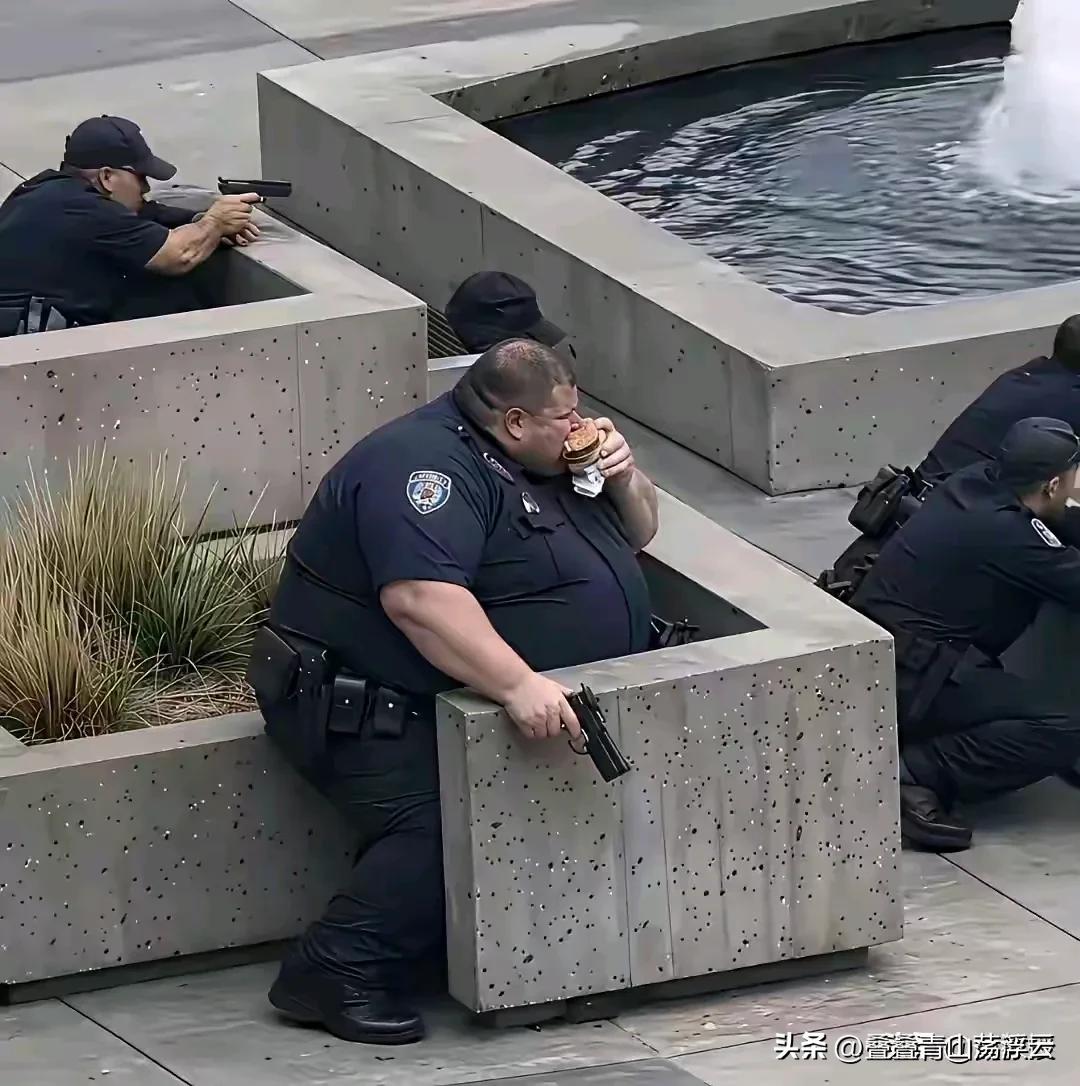 在美国的警察，真的允许这么胖的人进入体制内吗？还是他以前进去时很瘦，后面警局火食