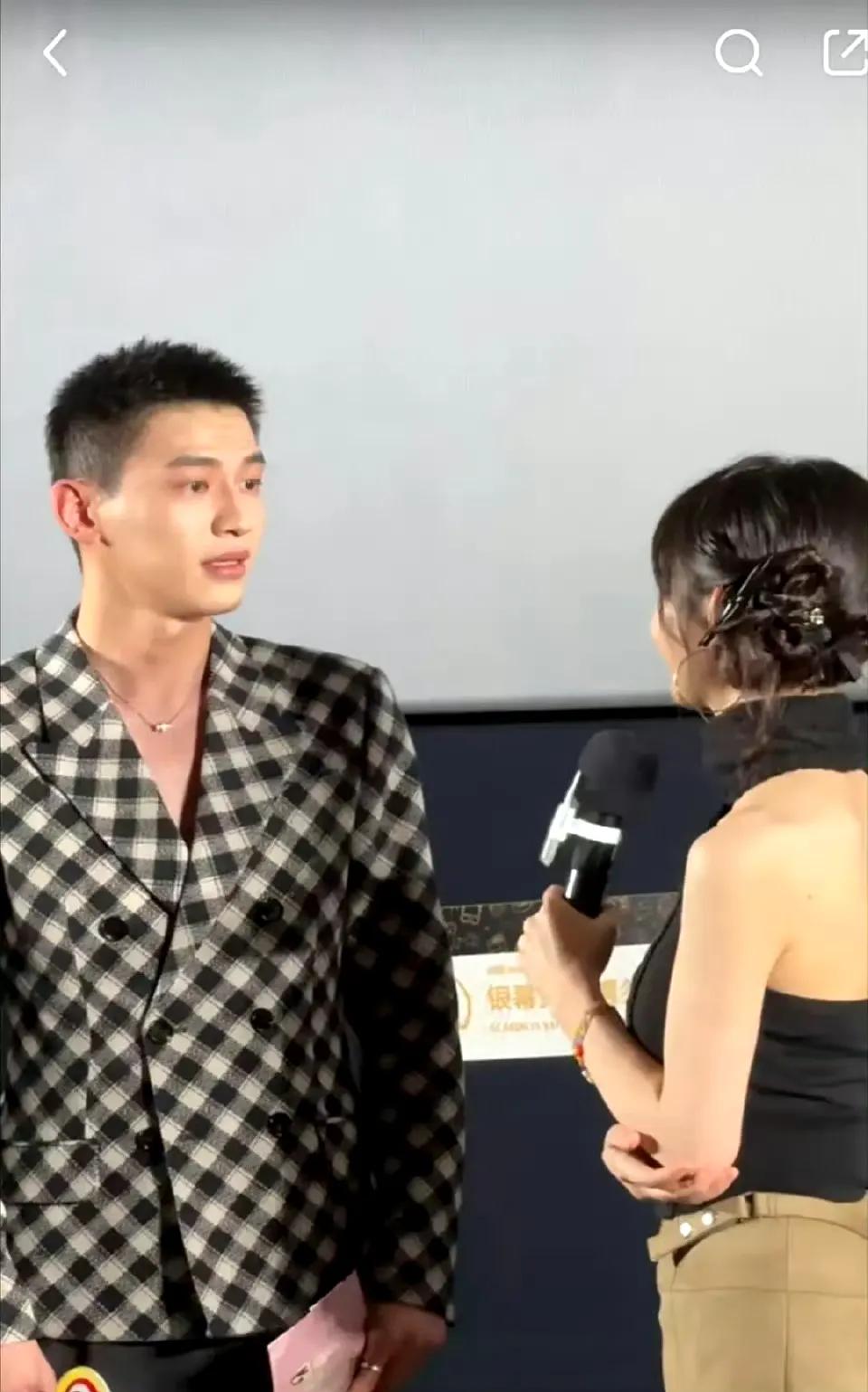 #秋日生活打卡季#辛云来线下宣传《半熟男女》生图，为啥给男的化这么浓的妆啊？感觉