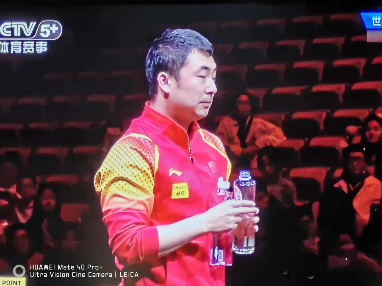王皓不来指导马龙去哪儿了？这个人指导马龙时好像有点羞搭搭的。
也难怪，双圈大满贯