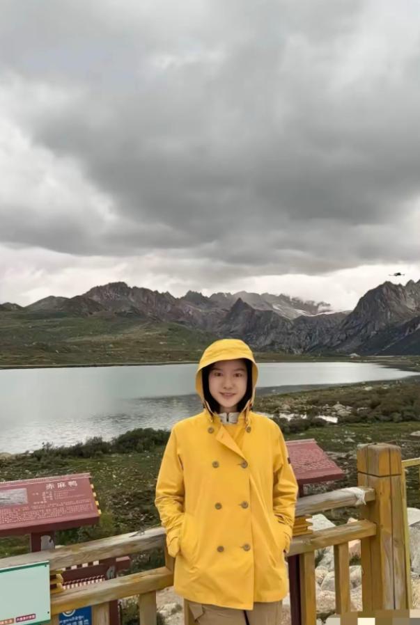 杨振宁遗孀翁帆现状：喜欢旅游、穿亮色衣服，终于像个年轻人了！

先生去世半年多，
