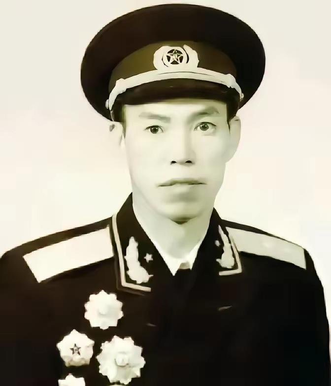 1967年春季，梁兴初升任解放军成都军区司令员。当时他的老首长、四野战友邓华也在