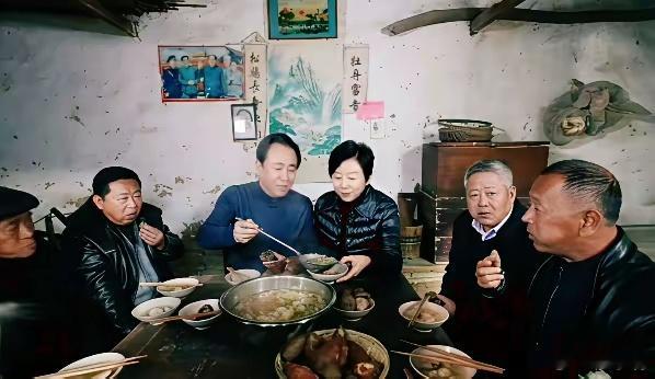 许皮带当年在老家“忆苦思甜”时，大概没想到背后的“牡丹富贵终无有，松鹤长寿化日空