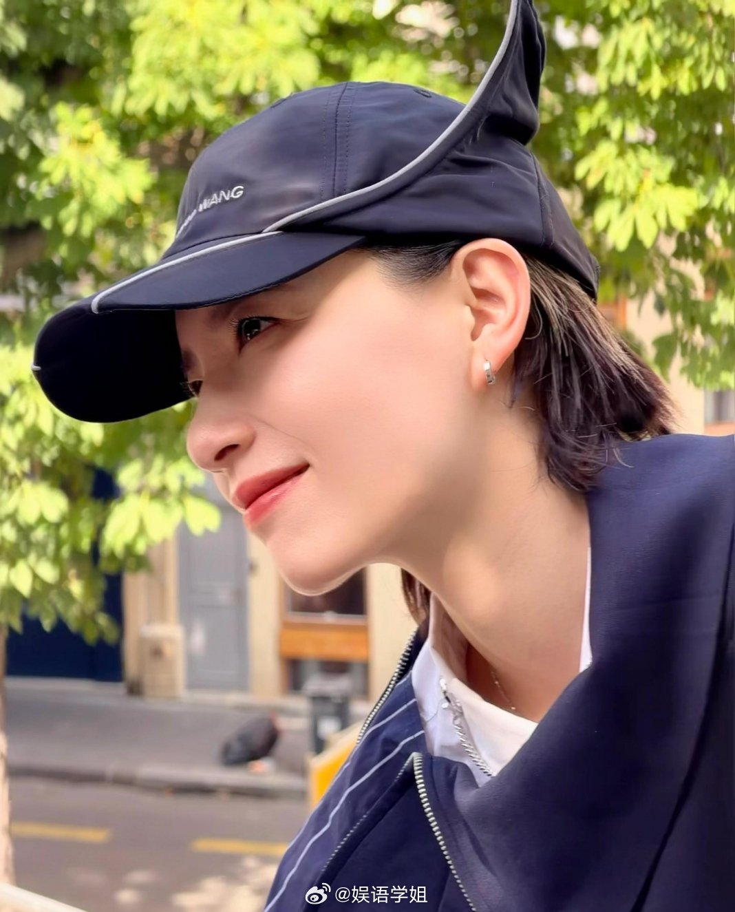 没认出这是李斯丹妮，巴黎时装周场外捕捉到李斯丹妮，整套造型极具迷惑性，复刻专业模
