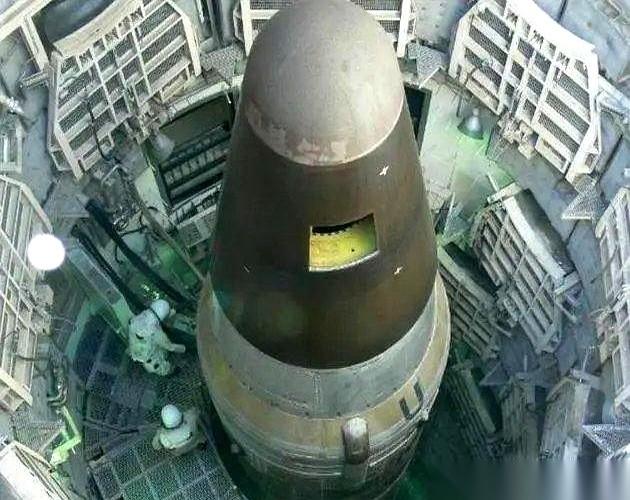 为啥都说俄罗斯输不了？
就一句话，人家是揣着地球“重启键”在跟你玩。
你以为这打