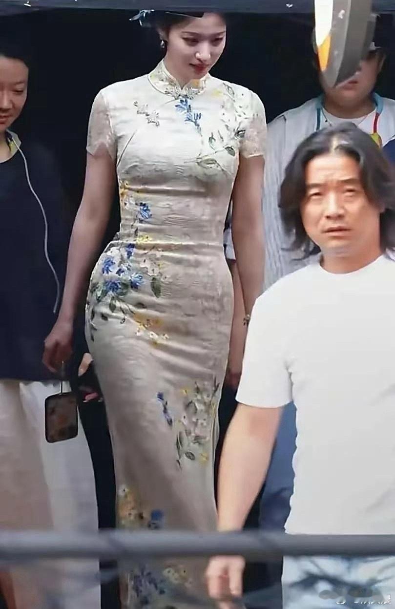 王楚然穿旗袍的效果也太意外了！明明是纤瘦身材，可这身旗袍愣是让她穿出了像120斤