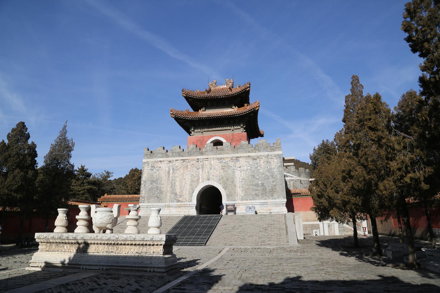 今天是2023年12月8日。使我突然想起了40年前的前天打开慈禧内棺的往事。  