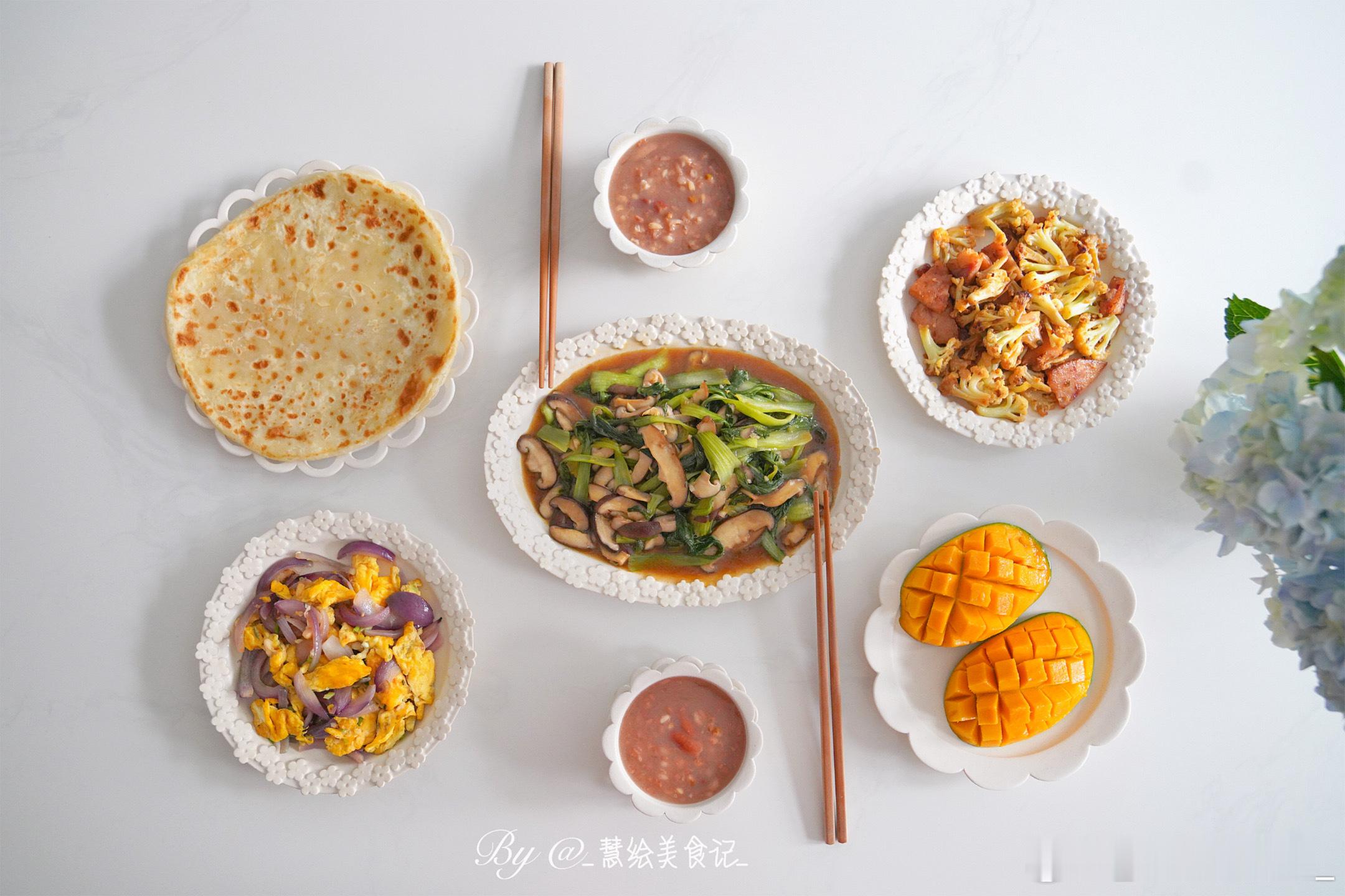 晚饭洋葱炒鸡蛋、花菜炒焖子、香菇油菜、家常饼、红豆粥、芒果~ #好好吃饭# ​​