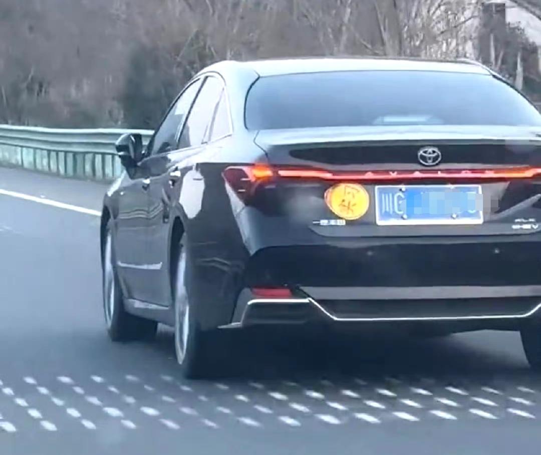 网友：都觉得一年两箱油可怕，但遇到这样的，除了超车真没别的办法。。。