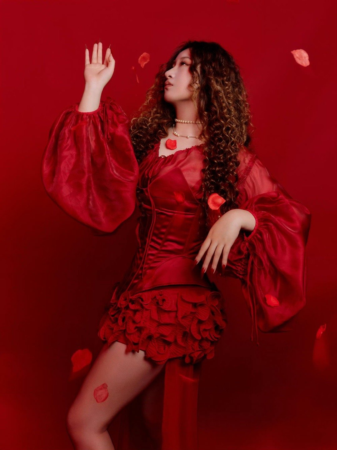 这还是我认识的锤娜丽莎吗 好久不见，锤姐这身红色造型真让人眼前一亮！舞台上的她大