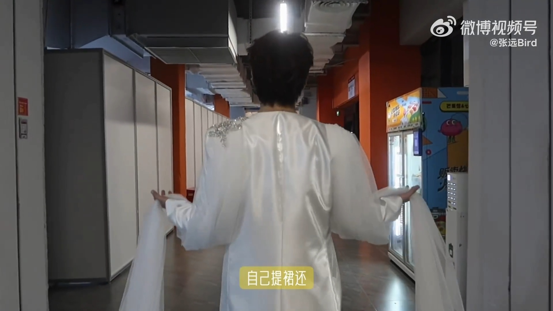 啥裙子还得我们公主亲自提 