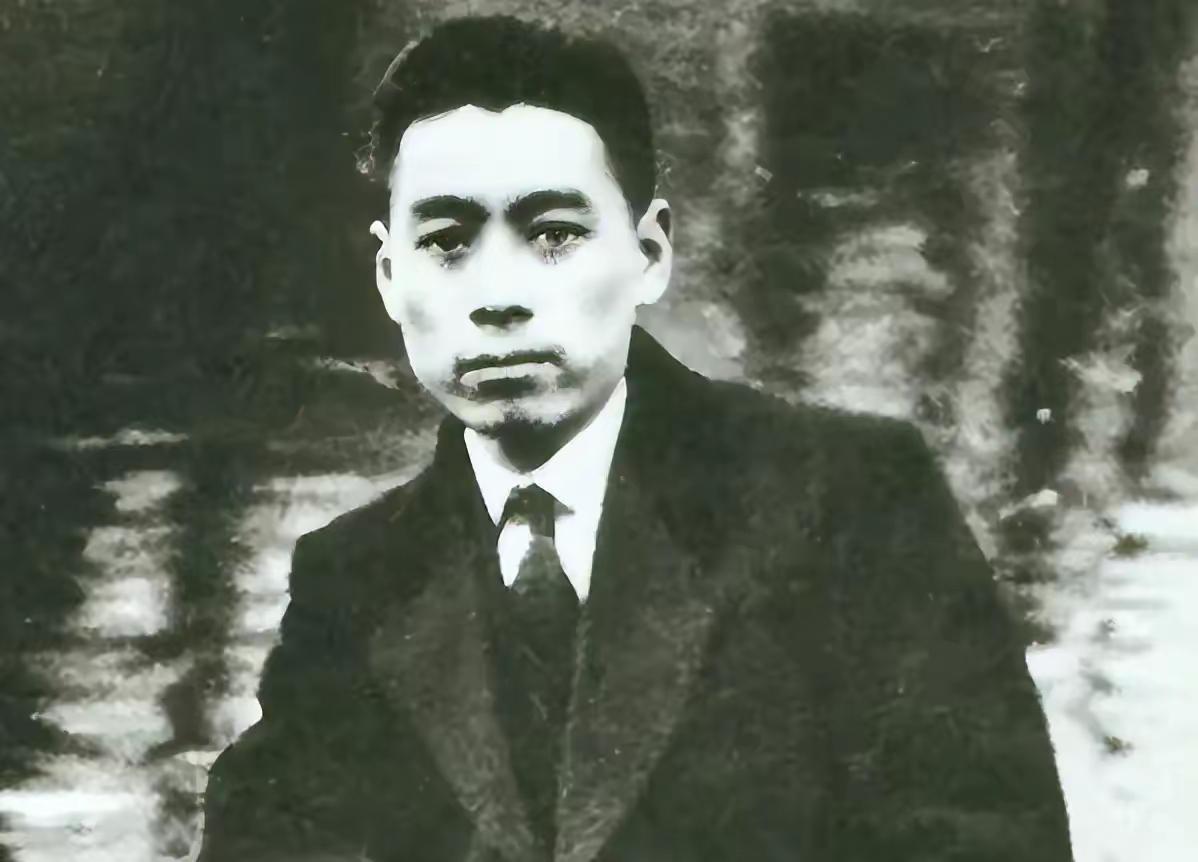 1949年，北平解放不久，公安人员拿到一份敌特情报，但却无人能破译，甚至李克农都