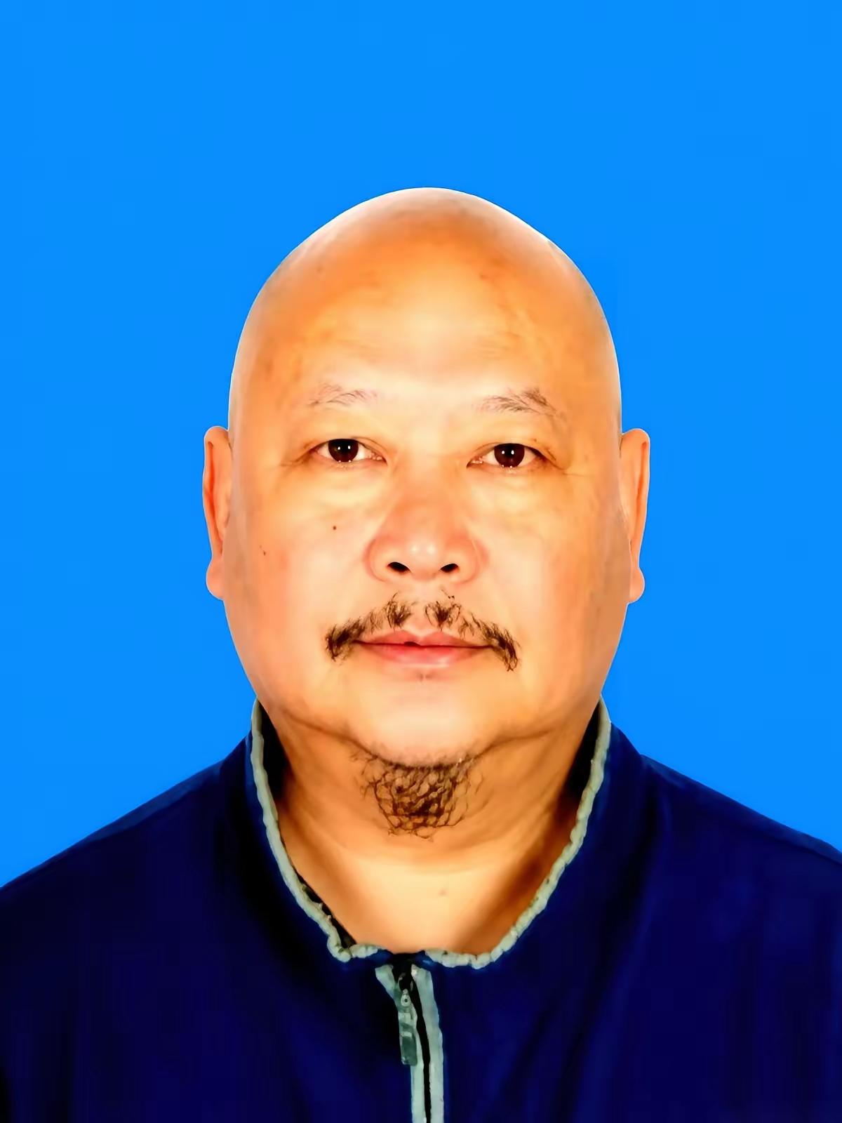 湖南师大有个美术学院的教授，叫段江华，专门带博士生。

2015年3月，他52岁